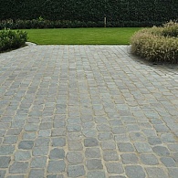 Porfierkeien Gezaagd  Ca 18x13x7 met voeg ( 145 kg per M2 )