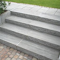 Kandla gres Natuurruw Traptrede 100x35x15 (slaan bruin uit en maat verschil)