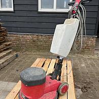 Verhuur borstelmachine met hogedruk reiniger