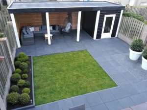 overkapping-kleine-tuin-strakke-moderne-achtertuin-met-donkere-bestrating-en